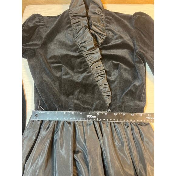 R&K ORIGINALS VNTG BLACK VELVET & TAFFETA V NECK RUFFLE COLLAR COCKTAIL DRESS - Picture 8 of 10